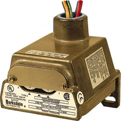 Barksdale - 1.5 to 150 psi Adjustable Range, 300 Max psi, Diaphragm Pressure Switch - 1/4 NPT Female, 18in Free Leads, 2 x SPDT Contact, 304SS Wetted Parts, 0.5% Repeatability - Makers Industrial Supply