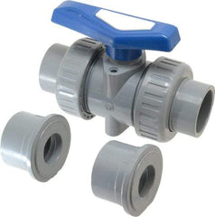 Simtech - 1-1/4" Pipe, Full Port, CPVC True Union Design Ball Valve - Inline - Two Way Flow, FNPT x FNPT (with Socket Adapter) Ends, Tee Handle, 232 WOG - Makers Industrial Supply